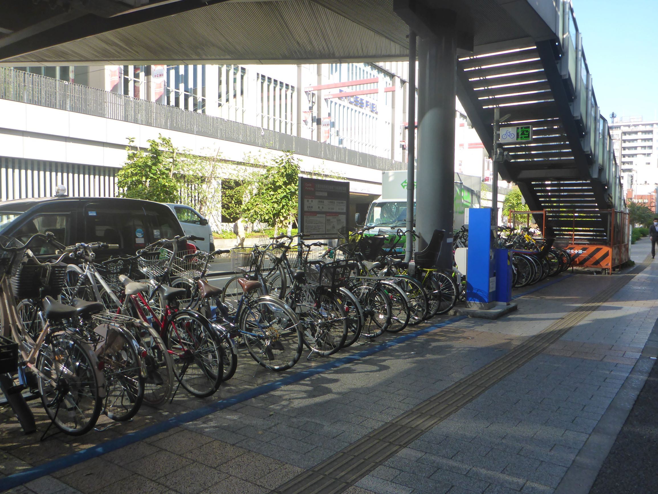 秋葉原駅西側歩道橋下自転車駐車場